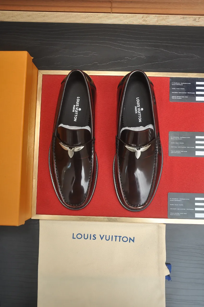 Men's men's shoes 💰560💶 [LV] (original single cowhide lining) 🍀LV's latest genuine leather business suit shoes are launched simultaneously on the official website. The first-layer cowhide imported from Italy is made of heavy gold, 💥1:1 rubber outsole from the official website. Versatile to wear, high-end without losing class, and the color combination is extraordinary. This four-season style is alluring when worn on your feet, showing off your big-name flair. Standard code 38-44 (45 customized)